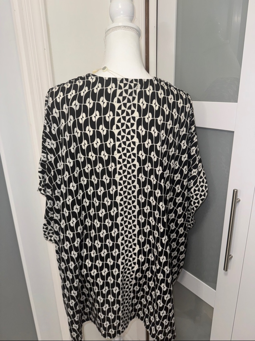 Max Studio Black and White Geometric Wrap Scarf - Picture 9 of 11
